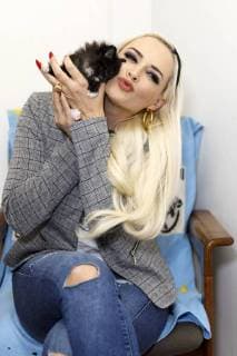 Daniela Katzenberger mit Katze bei einem Fototermin zur Präsentation ihres Kalenders I Love Cats 2019 , von dessen Verkaufserlös ein Teil an den Deutschen Tierschutzbund geht, im Tierheim Düren. Düren, 21.09.2018