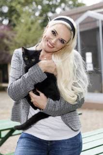 Daniela Katzenberger mit Katze bei einem Fototermin zur Präsentation ihres Kalenders I Love Cats 2019 , von dessen Verkaufserlös ein Teil an den Deutschen Tierschutzbund geht, im Tierheim Düren. Düren, 21.09.2018