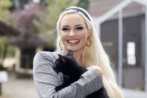 Daniela Katzenberger mit Katze bei einem Fototermin zur Präsentation ihres Kalenders I Love Cats 2019 , von dessen Verkaufserlös ein Teil an den Deutschen Tierschutzbund geht, im Tierheim Düren. Düren, 21.09.2018