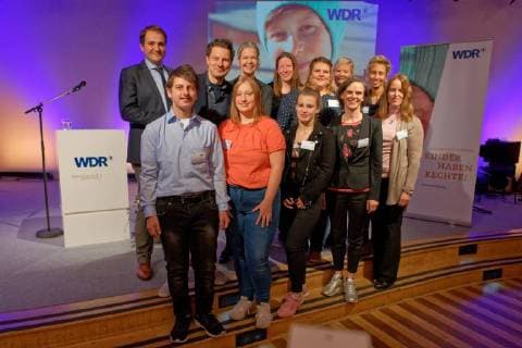 Verleihung des WDR-Kinderrechtepreises 2018. Der WDR-Kinderrechtepreis wurde dieses Jahr zum 12. Mal vergeben. Im Bild die Mitwirkenden der evangelischen Jugendhilfe Menden, die für ihre Kinderfotbildungen mit dem dritten Preis in Höhe von 1.000 Euro ausgezeichnet wurden. Laudator war der KiKa-Moderator Andre Gatzke (3.v.l.). Links im Bild der Staatssekretär und Chef der Staatskanzlei des Landes Nordrhein-Westfalen Nathanael Liminski. Köln Nordrhein-Westfalen Deutschland