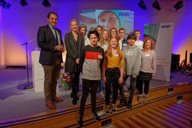 Verleihung des WDR-Kinderrechtepreises 2018. Der WDR-Kinderrechtepreis wurde dieses Jahr zum 12. Mal vergeben. Im Bild die Klasse 8b der Friedrich-Albert-Lange-Schule in Solingen, die den zweiten Preis in Höhe von 2.000 Euro für ihre Patenschaft für das Kinderhospiz in Burgholz zuerkannt bekamen. Laudator war der Staatssekretär und Chef der Staatskanzlei des Landes Nordrhein-Westfalen Nathanael Liminski (links neben der WDR-Hörfunk-Direktorin Valerie Weber. Köln Nordrhein-Westfalen Deutschland