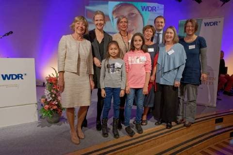 Verleihung des WDR-Kinderrechtepreises 2018. Der WDR-Kinderrechtepreis wurde dieses Jahr zum 12. Mal vergeben. Im Bild die Mitwirkenden der Duisburger Initiative Aufrichten - ein Kreativprojekt für geflüchtete Kinder und Jugendliche , die mit einem nicht dotierten Sonderpreis geehrt wurden. Laudatorin war das UNICEF-Vorstandsmitglied Daniela Schadt (ehem. UNICEF-Schirmherrin, links). Daneben die WDR-Hörfunkdirektorin Valerie Weber. Dritter von rechts ist der Staatssekretär und Chef der Staatskanzlei des Landes Nordrhein-Westfalen Nathanael Liminski. Köln Nordrhein-Westfalen Deutschland