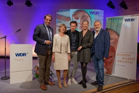 Entertainment Bilder des Tages Verleihung des WDR-Kinderrechtepreises 2018. Der WDR-Kinderrechtepreis wurde dieses Jahr zum 12. Mal vergeben. Im Bild von links nach rechts die Laudatoren Nathanael Liminski (Staatssekretär und Chef der Staatskanzlei des Landes Nordrhein-Westfalen), Daniela Schadt (UNICEF-Vorstandsmitglied und ehem. UNICEF-Schirmherrin), Andre Gatzke (KiKa-Moderator), sowie neben WDR-Hörfunkdirektorin Valerie Weber der Schauspieler Jan-Gregor Kremp. Köln Nordrhein-Westfalen Deutschland