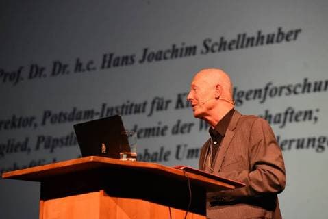 23.09.2018, xkhx Kassel Kasseler Bürgerpreis Preisverleihung Glas der Vernunft 2018 an den peruanischen Landwirt Saul Luciano Lliuya der Stromgiganten RWE verklagte als einer der Verursacher die Kosten für die Präventionsmaßnahmen gegen die Überflutung zahlen Bild zeigt: Prof. Dr. Dr. h.c. Hans Joachim Schellnhuber Potsdam-Institut für Klimafolgenforschung (PIK)