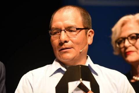23.09.2018, xkhx Kassel Kasseler Bürgerpreis Preisverleihung Glas der Vernunft 2018 an den peruanischen Landwirt Saul Luciano Lliuya der Stromgiganten RWE verklagte als einer der Verursacher die Kosten für die Präventionsmaßnahmen gegen die Überflutung zahlen Bild zeigt: Landwirt Saul Luciano Lliuya mit dem Preis