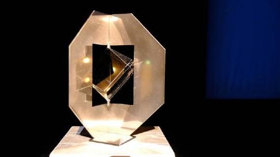 23.09.2018, xkhx Kassel Kasseler Bürgerpreis Preisverleihung Glas der Vernunft 2018 an den peruanischen Landwirt Saul Luciano Lliuya der Stromgiganten RWE verklagte als einer der Verursacher die Kosten für die Präventionsmaßnahmen gegen die Überflutung zahlen Bild zeigt: den Preis