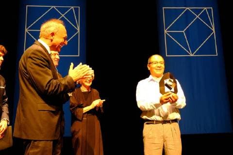 23.09.2018, xkhx Kassel Kasseler Bürgerpreis Preisverleihung Glas der Vernunft 2018 an den peruanischen Landwirt Saul Luciano Lliuya der Stromgiganten RWE verklagte als einer der Verursacher die Kosten für die Präventionsmaßnahmen gegen die Überflutung zahlen Bild zeigt: Landwirt Saul Luciano Lliuya mit dem Preis