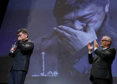 Japanese director Hirokazu Koreeda (L) receives the Donostia Award to his career during the 66th San Sebastian Film Festival gala, at the Victoria Eugenia Theater, in San Sebastian, Basque Country, Spain, 23 September 2018. San Sebastian Film Festival !ACHTUNG: NUR REDAKTIONELLE NUTZUNG!  Copyright: xJuanxHerrerox SSB01 20180923-636733393690260043