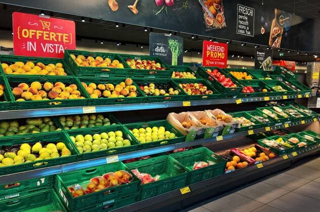 Die Hofer-Mutter Aldi Sued plant 2018 die Eroeffnung von 45 Supermaerkten in Italien. 880 Personen wurden bereits in Italien angestellt, 1.500 sollen es insgesamt werden. Zehn Supermaerkte wurden bereits in norditalienischen Ortschaften, darunter Peschiera del Garda, Piacenza, Rovereto und Trient eroeffnet. Im Hauptquartier von Aldi Italien (Verona) sind 268 Personen angestellt. Im Logistikzentrum in Oppeano (nahe Verona) sind weitere 618 Personen beschaeftigt. Die Koordination des Markteintritts in Italien wie auch die Betreuung des neuen Ziellandes erfolgt durch die oesterreichische Hofer KG. Foto: Aldi Discounter Markt in Roveretto. Obst und Gemuese - Abteilung