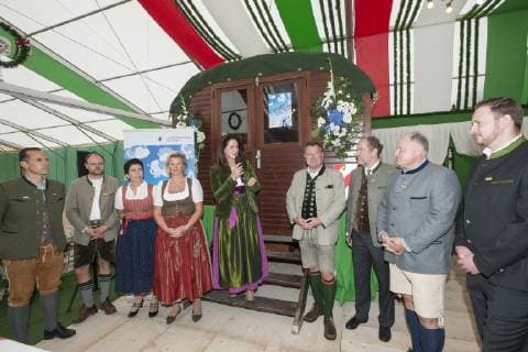 Muenchen, Oktoberfest 2018, anlaesslich der Praemierung fuer ausgezeichnetes Bayerisches Festzelt Verleihung durch die Bayerische Landwirschaftsministerin Michaela Kaniber, v. l. Peter Inselkammer, Geschaeftsfuehrer Thomas Karl Muenzo, Frau Inselkammer, Angela Inselkammer, Michaela Kaniber, Buergermeister Josef Schmid, Michael Schottenhamel, Christian Schottenhamel und Kuechenchef Thomas Esseln