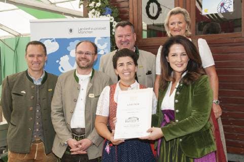 News Bilder des Tages Muenchen, Oktoberfest 2018, anlaesslich der Praemierung fuer ausgezeichnetes Bayerisches Festzelt Verleihung durch die Bayerische Landwirschaftsministerin Michaela Kaniber, v. l. Peter Inselkammer, Geschaeftsfuehrer Thomas Karl Muenzo, Frau Inselkammer, Buergermeister Josef Schmid, Angela Inselkammer und Michaela Kaniber,
