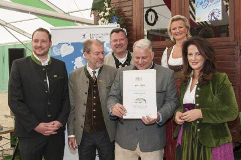 Muenchen, Oktoberfest 2018, anlaesslich der Praemierung fuer ausgezeichnetes Bayerisches Festzelt Verleihung durch die Bayerische Landwirschaftsministerin Michaela Kaniber, v. l. Kuechenchef Thoma Esseln, Michael Schottenhamel, Buergermeister Josef Schmid, Christian Schttenhamel, Angela Inselkammer und Michaela Kaniber,