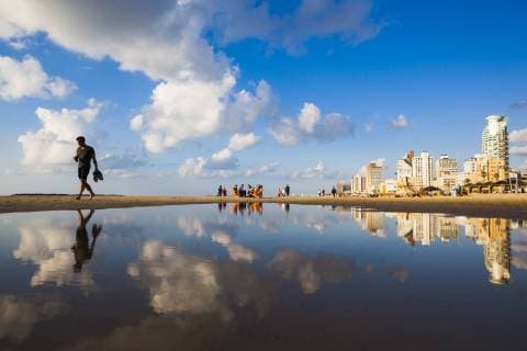 IMAGO Creative: Stadt-Dichotomien Beachgoers picnic and stroll along the sandy beach in downtown Tel Aviv, Israel., Tel Aviv Israel Copyright: EthanxWelty 4877100041
