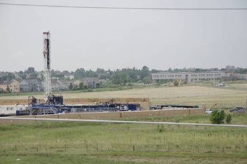 IMAGO Nature: Unsere Erde, Umweltverträgliche Herausforderungen des 21. Jahrhunderts, Fracking Drill rig working to drill a natural gas well to be fracked next to the Red Hawk Elementary School. Elementary school is the building behind the drill rig in the photo., Erie Colorado USA Copyright: TopherxDonahue 4890500093