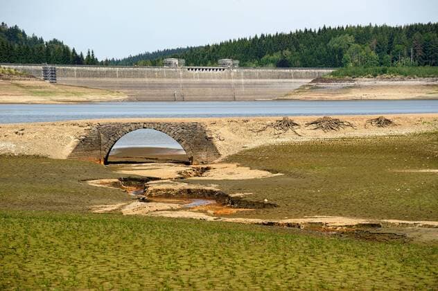 Europa, Deutschland, Sachsen, Osterzgebirge, Landkreis Sächsische Schweiz, Talsperre Lehnmühle, auf ca 20 % abgelassenes Becken, die Brücke von Steinbrückmühle liegt normalerweise unter dem Wasserspiegel