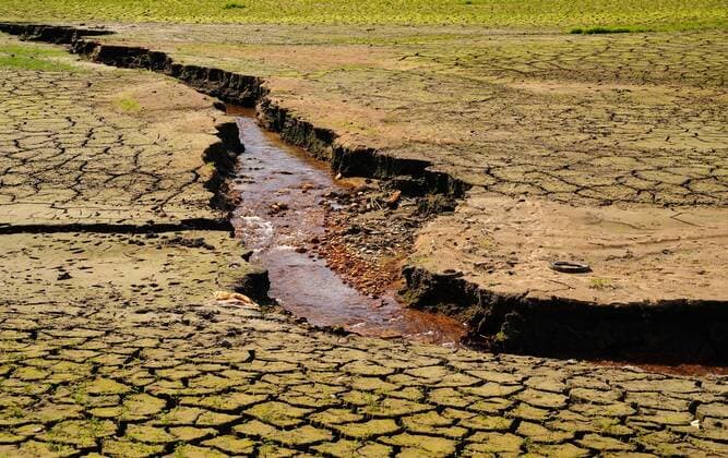 Europa, Deutschland, Sachsen, Osterzgebirge, Landkreis Sächsische Schweiz, Talsperre Lehnmühle, ausgetrocknetes Becken,