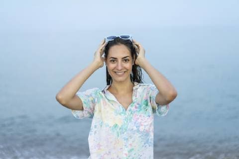 IMAGO Creative: Clickbait, Modetrends Portrait of smiling woman in front of the sea model released Symbolfoto  AFVF00870