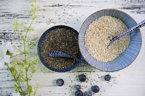 IMAGO Nature: Unsere Erde, Klimawandel, Ernährung, Pflanzen der Zukunft, Amaranth Bowls of black chia seeds and amaranth  ASF06216