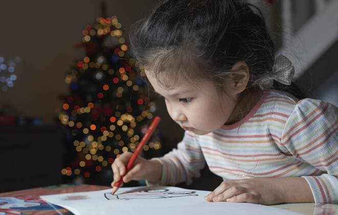 Little girl with sketch block at Chrismas time model released Symbolfoto  AZF00041