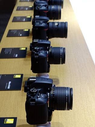 Die Parade der Exclusiven - gesehen auf dem Nikon Stand zur Photokina 2018 in Köln, so am Pressetag 25..9.2018 Photokina 2018 Köln Nikon Kameras auf Nikon Stand in Reihe