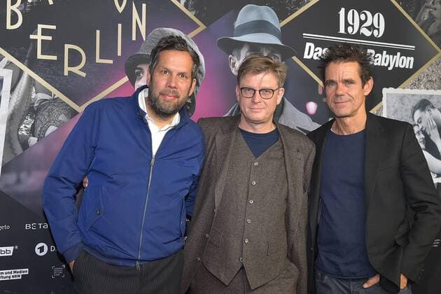 Alle drei Persoenlichkeiten Verantwortlich Drehbuch & Regie, Achim von Borries, Henk Handloegten, Tom Tykwer beim Photocall - Preview Babylon Berlin, 1929 Das Jahr Babylon im ehemaligen Stummfilmkino Delphi in Berlin am 25.09.2018