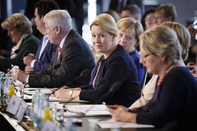 News Bilder des Tages Von L-R: Kulturstaatsministerin Monika Gruetters; Bundesarbeitsminister Hubertus Heil, SPD; Bundesinnenminister Horst Seehofer, CSU; Bundeskanzlerin Angela Merkel, CDU; Bundesfamilienministerin Franziska Giffey, SPD; Bundeslandwirtschaftsministerin Julia Kloeckner, CDU; Bundesumweltministerin Svenja Schulze, SPD; bei der Kommission Gleichwertige Lebensverhaeltnisse, Berlin, 26.09.2018. Berlin Deutschland *** By L R Minister of State for the Environment Monika Gruetters Federal Minister Hubertus Heil SPD Federal Interior Minister Horst Seehofer CSU Chancellor Angela Merkel CDU Federal Family Minister Franziska Giffey SPD Federal Minister of Agriculture Julia Kloeckner CDU Federal Environment Minister Svenja Schulze SPD at the Commission Equivalent Living Conditions Berlin 26 09 2018 Berlin Germany Copyright: xBMEL IngaxKjer photothekx