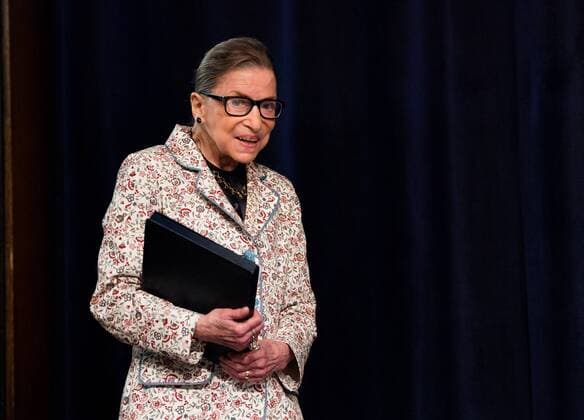 IMAGO ICONS: Ruth Bader Ginsburg Berühmte Feministinnen, Ruth Bader Ginsburg Supreme Court Associate Justice Ruth Bader Ginsburg arrives discusses the Supreme Court?s recent term in a lecture to first year students at the Georgetown University Law Center, on September 26, 2018 in Washington, D.C.  WAP20180926323 KEVINxDIETSCH