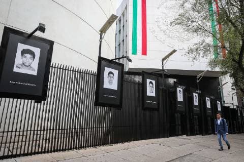 Mexiko, 43 Studenten seit drei Jahren verschwunden, Demo in Mexiko-Stadt September 26, 2018 - EUM20180926NAC09.JPG.CIUDAD DE MEXICO, Exposition Exposicion-Ayotzinapa.- A cuatro anos de la desaparicion de 43 estudiantes normalistas en Ayotzinapa se presento en las rejas del Senado de la Republica, en Paseo de la Reforma, la exposicion fotografica Desaparicion Forzada. Vivos se los llevaron, Vivos los queremos , con la intencion de visibilizar este suceso con las imagenes de los desaparecidos. En el evento participaron senadores asi como activistas. 26 septiembre 2018. Foto: Agencia EL UNIVERSAL Juan Carlos Reyes Garcia AFBV Copyright: xJuancarlosreyesgx