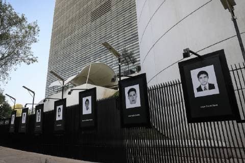 Mexiko, 43 Studenten seit drei Jahren verschwunden, Demo in Mexiko-Stadt September 26, 2018 - EUM20180926NAC11.JPG.CIUDAD DE MEXICO, Exposition Exposicion-Ayotzinapa.- A cuatro anos de la desaparicion de 43 estudiantes normalistas en Ayotzinapa se presento en las rejas del Senado de la Republica, en Paseo de la Reforma, la exposicion fotografica Desaparicion Forzada. Vivos se los llevaron, Vivos los queremos , con la intencion de visibilizar este suceso con las imagenes de los desaparecidos. En el evento participaron senadores asi como activistas. 26 septiembre 2018. Foto: Agencia EL UNIVERSAL Juan Carlos Reyes Garcia AFBV Copyright: xJuancarlosreyesgx