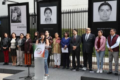 Mexiko, 43 Studenten seit drei Jahren verschwunden, Demo in Mexiko-Stadt September 26, 2018 - EUM20180926NAC15.JPG.CIUDAD DE MEXICO, Exposition Exposicion-Ayotzinapa.- A cuatro anos de la desaparicion de 43 estudiantes normalistas en Ayotzinapa se presento en las rejas del Senado de la Republica, en Paseo de la Reforma, la exposicion fotografica Desaparicion Forzada. Vivos se los llevaron, Vivos los queremos , con la intencion de visibilizar este suceso con las imagenes de los desaparecidos. En el evento participaron senadores asi como activistas. 26 septiembre 2018. Foto: Agencia EL UNIVERSAL Juan Carlos Reyes Garcia AFBV Copyright: xJuancarlosreyesgx