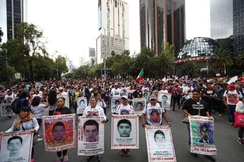 September 26, 2018 - EUM20180926NAC23.JPG.CIUDAD DE MEXICO.- Student Normalistas-Ayotzinapa.- 26 de septiembre de 2018.- Activistas, estudiantes y organizaciones sociales marcharon este miercoles del Ãngel de la Independencia al Zocalo capitalino, a cuatro anos de la desaparicion de los 43 estudiantes de la Escuela Normal Rural Raul Isidro Burgos , de Ayotzinapa, Guerrero. La marcha la encabezaron padres y familiares de los normalistas desaparecidos. Foto: Agencia EL UNIVERSAL RCC. Copyright: xValentexRosasx