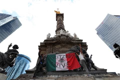 September 26, 2018 - EUM20180926NAC22.JPG.CIUDAD DE MEXICO.- Student Normalistas-Ayotzinapa.- 26 de septiembre de 2018.- Activistas, estudiantes y organizaciones sociales marcharon este miercoles del Ãngel de la Independencia al Zocalo capitalino, a cuatro anos de la desaparicion de los 43 estudiantes de la Escuela Normal Rural Raul Isidro Burgos , de Ayotzinapa, Guerrero. La marcha la encabezaron padres y familiares de los normalistas desaparecidos. Foto: Agencia EL UNIVERSAL RCC. Copyright: xValentexRosasx