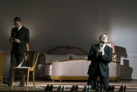 Saenger Ales Briscein als Paul, Guenter Papendell als Frank, Pauls Freund, am 26.09.2018 bei der Fotoprobe zum Musiktheater Psychothriller DIE TOTE STADT, in der Berliner Komischen Oper Unter den Linden, Premiere 30.09.2018 Die tote Stadt - Berlin