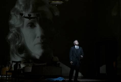 Saenger Ales Briscein als Paul, im Hintergrund Projektion von Marie, am 26.09.2018 bei der Fotoprobe zum Musiktheater Psychothriller DIE TOTE STADT, in der Berliner Komischen Oper Unter den Linden, Premiere 30.09.2018 Die tote Stadt - Berlin