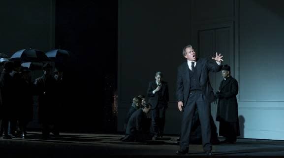 Saenger Ales Briscein als Paul, Chorsolisten bei Begraebnisszene, am 26.09.2018 bei der Fotoprobe zum Musiktheater Psychothriller DIE TOTE STADT, in der Berliner Komischen Oper Unter den Linden, Premiere 30.09.2018 Die tote Stadt - Berlin
