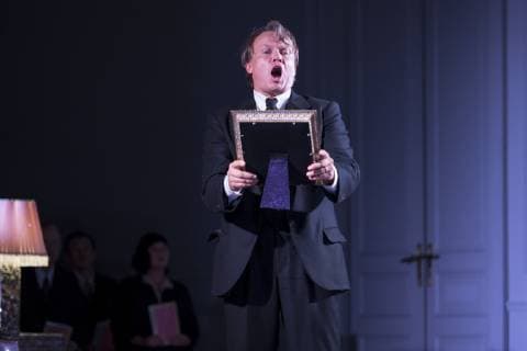 Saenger Ales Briscein als Paul, mit Bild von Marie, am 26.09.2018 bei der Fotoprobe zum Musiktheater Psychothriller DIE TOTE STADT, in der Berliner Komischen Oper Unter den Linden, Premiere 30.09.2018 Die tote Stadt - Berlin