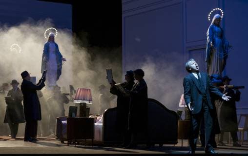 Saenger Ales Briscein als Paul, Chorsolisten tragen grosse Marienfiguren mit Heiligenschein, am 26.09.2018 bei der Fotoprobe zum Musiktheater Psychothriller DIE TOTE STADT, in der Berliner Komischen Oper Unter den Linden, Premiere 30.09.2018 Die tote Stadt - Berlin