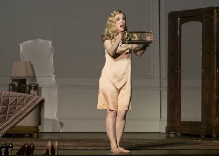 Saengerin Sara Jakubiak als Marietta, mit Schatulle mit Haaren, am 26.09.2018 bei der Fotoprobe zum Musiktheater Psychothriller DIE TOTE STADT, in der Berliner Komischen Oper Unter den Linden, Premiere 30.09.2018 Die tote Stadt - Berlin