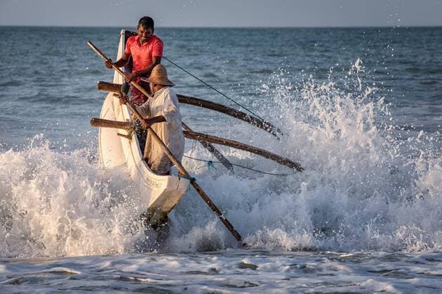Fischer brechen die Wellen am Kahandamodara Strand, Sri Lanka, Asien Copyright: imageBROKER/KimxPetersen iblkip04748018.jpg