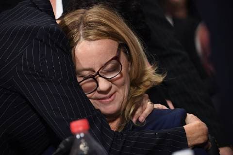 News Themen der Woche KW39 News Bilder des Tages Christine Blasey Ford, the woman accusing Supreme Court nominee Brett Kavanaugh of sexually assaulting her at a party 36 years ago, is comforted by her attorney at the ned of her testimony before the US Senate Judiciary Committee on Capitol Hill in Washington, DC, September 27, 2018.  WAX2080927331 SAULxLOEB