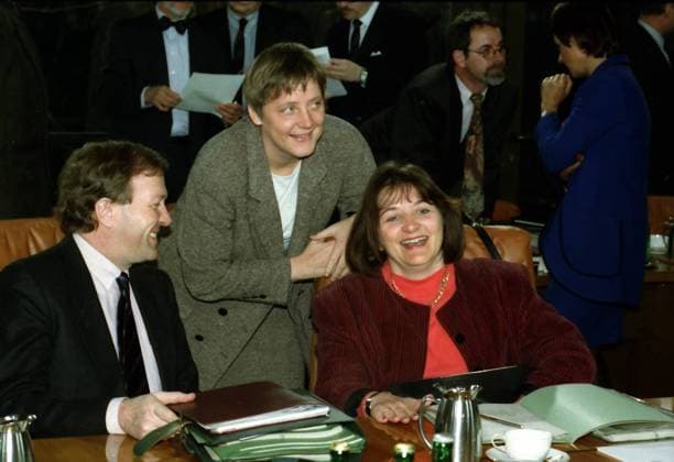 Die Bundesministerin fuer Umwelt und Reaktorsicherheit Angela Merkel (Mitte) und die BundesvJustizministerin Sabine Leutheusser-Schnarrenberger und Bundeswirtschaftsminister Günter Rexrodt am 01.10.1993 (Aufnahmedatum geschätzt) bei einer Kabinettsitzung in Bonn. --- The Federal Minister for the Environment and Nuclear Safety Angela Merkel (centre) and the Federal Minister of Justice Sabine Leutheusser-Schnarrenberger and the Federal Minister of Economics Günter Rexrodt at a cabinet meeting in Bonn on 01. 10. 1993 (estimated date of admission). *** Federal Minister for the Environment and Nuclear Safety Angela Merkel Center and Federal Minister of Justice Sabine Leutheusser Schnarrenberger and Federal Minister of Economics Günter Rexrodt on 01 10 1993 Date of recording estimated at a Cabinet meeting in Bonn The Federal Minister for t