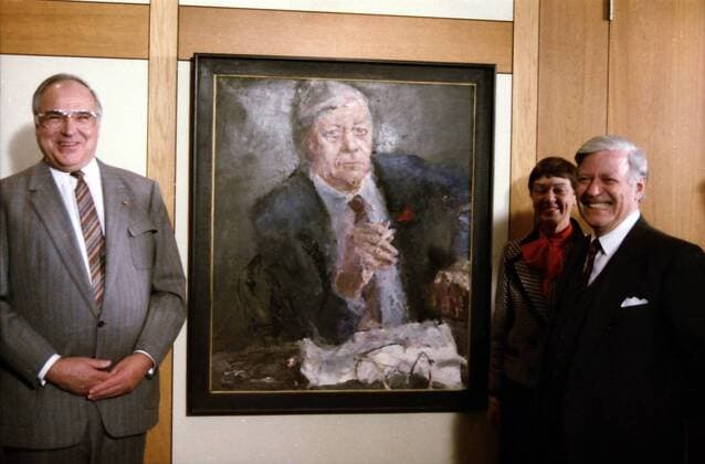Einweihung des Porträts von Ex-Kanzler Helmut Schmidt (rechts mit Ehefrau Loki) in die Kanzlergalerie im Bundeskanzleramt durch B undeskanzler Helmut Kohl am 11.11.1986 in Bonn. Schmidt hatte die Galerie 1976 selbst begründet, und für sein eigenes Porträt den Leipziger Maler Bernhard Heisig ausgewählt. --- Inauguration of the portrait of former Chancellor Helmut Schmidt (right with his wife Loki) in the Chancellery Gallery in the Federal Chancellery by German Chancellor Helmut Kohl on 11. 11. 1986 in Bonn. Schmidt founded the gallery himself in 1976 and chose the Leipzig painter Bernhard Heisig for his own portrait.