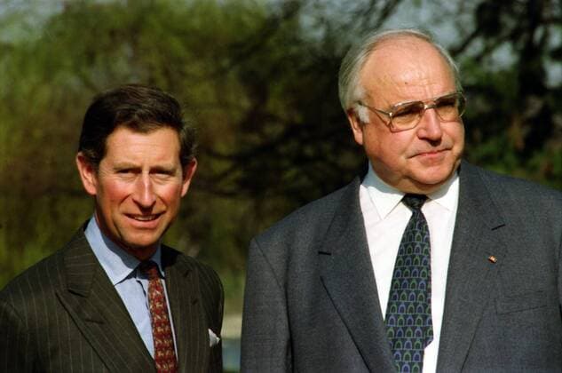 Bundeskanzler Helmut Kohl mit HRH Charles Philip Arthur George, Prince of Wales (Fürst von Wales) und Duke of Cornwall (Herzog von Cornwall), meist kurz Prince (im deutschsprachigen Raum Prinz) Charles genannt, am 19. März 1993 im Park des Bundeskanzleramtes in Bonn. ----- Federal Chancellor Helmut Kohl with HRH Charles Philip Arthur George, Prince of Wales and Duke of Cornwall, mostly called Prince Charles, on 19 March 1993 in the park of the Federal Chancellery in Bonn.