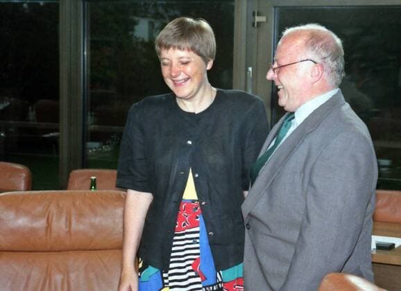 Die Bundesministerin fuer Frauen und Jugend Angela Merkel (links) und Bundesarbeitsminister Norbert Bluem Blüem am 01.08.1993 (Aufnahmedatum geschätzt) bei einer Kabinettsitzung in Bonn. --- Federal Minister for Women and Youth Angela Merkel (left) and Federal Labour Minister Norbert Bluem Blüem at a cabinet meeting in Bonn on 01. 08. 1993 (estimated date of admission). *** Federal Minister for Women and Youth Angela Merkel left and Federal Minister of Labor Norbert Bluem Blüem on 01 08 1993 Date of reception estimated at a Cabinet meeting in Bonn Federal Minister for Women and Youth Angela Merkel Left and Federal Labor Minister Norbert Bluem Blüem at a cabinet meeting in Bonn on 01 08 1993 estimated date of admission