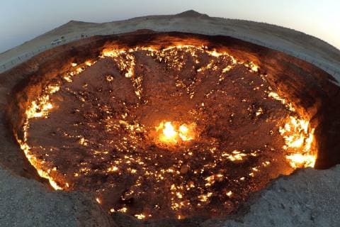 IMAGO Nature: Unsere Erde, Umweltverträgliche Herausforderungen des 21. Jahrhunderts, Methan September 28, 2018 - Derweze, Turkmenistan - The Darvaza gas crater, known locally as the Door to Hell or Gates of Hell , is a natural gas field collapsed into an underground cavern located in Derweze, Turkmenistan. Geologists set it on fire to prevent the spread of methane gas, and it is thought to have been burning continuously since 1971. The diameter of the crater is 69 metres (226 ft), and its depth is 30 metres (98 ft). The crater is a popular tourist attraction. Since 2009, 50,000 tourists have visited the site. Derweze Turkmenistan  - ZUMAs145 20180928_zaa_s145_036 Copyright: xZhaoxJunchaox
