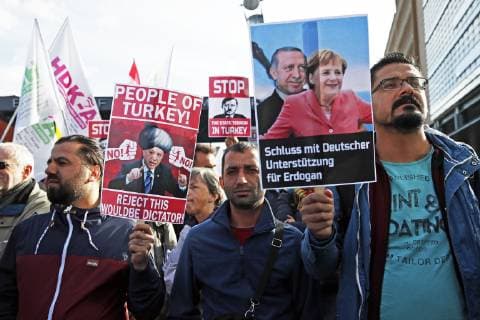 News Themen der Woche KW39 News Bilder des Tages Menschen nehmen einer Demonstration Erdogan not welcome gegen den Besuch des tuerkischen Praesidenten in Berlin am 28. September 2018. Der Tuerkische Praesident ist auf Staatsbesuch vom 27. bis 29. September in Deutschland. Protest gegen Erdogan in Berlin *** People take a demonstration Erdogan not welcome against the visit of the Turkish President in Berlin on 28 September 2018 The Turkish President is on a state visit from 27 to 29 September in Germany Protest against Erdogan in Berlin