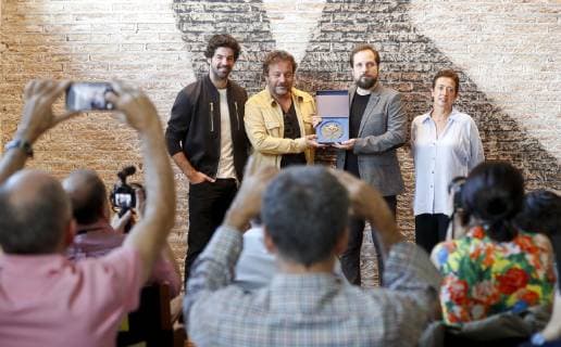 Spanish producers Carlos Vermut (C) and Enrique Lopez Lavigne (2L) receive the Feroz Award from Spanish actor Miguel Angel Munoz (2R) for the film Quien te Cantara (lit. who will sing to you) on the sidelines of the San Sebastian International Film Festival, 29 September 2018, next to the director of the film festival, Jose Luis Rebordinos (L), and president of the Asociación de Informadores Cinematográficos de Espana (Spanish Cinematographic Informers Association, AICE), Maria Guerra (R), in San Sebastian, Spain. The Feroz Award is granted by the AICE to the best film presented in the official section of the film festival. San Sebastian International Film Festival !ACHTUNG: NUR REDAKTIONELLE NUTZUNG!  Copyright: xJuanxHerrerox GRAF5630 20180929-636738206840908065