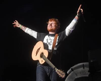 Entertainment Bilder der Woche KW39 Entertainment Bilder des Tages 29 September 2018 - Pittsburgh, Pennsylvania - Pop music star, ED SHEERAN, pays tribute to Pittsburgh rapper MAC MILLER by wearing a t-shirt with his depicting his face. Sheeran performed during his North American Stadium Tour stop in Pittsburgh held at PNC Park. Photo Credit: Jason L. Nelson AdMedia 230702 2018-09-29 PA Pittsburgh Etats-Unis  Copyright: xAdMediax STAR_230702_007