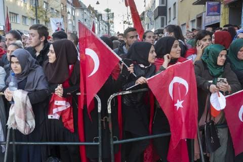 Mehrere tausend Anhaenger des tuerkischen Praesidenten Recep Tayyip Erdogan haben sich am Samstagnachmittag (29.09.2018) waehrend der offiziellen Eroeffnugnsfeier der Ditib-Moschee in Koeln an den Absperrungen zur Moschee versammelt. Erdogan hat bei der Eroeffnung der Koelner Zentralmoschee fuer die Integration der Tuerken in Deutschland geworben und zugleich Diskriminierung angeprangert. An der Eroeffnung der rund 30 Millionen Euro teuren Moschee mit einem Kuppelsaal fuer 1.100 Glaeubige nahm kein deutscher Politiker teil. Erdogan betonte in seiner Rede, die Tuerkei habe die Integration der in Deutschland lebenden Tuerken immer unterstuetzt. Er warb dafuer, allen Deutsch-Tuerken eine doppelte Staatsbuergerschaft zu ermoeglichen. (Siehe epd-Bericht vom 30.09.2018) Anhaenger des tuerkischen Praesidenten Erdogan vor der Ditib-Moschee in Koe Copyright: epd-bild GuidoxSchiefer EDITORIAL USE ONLY