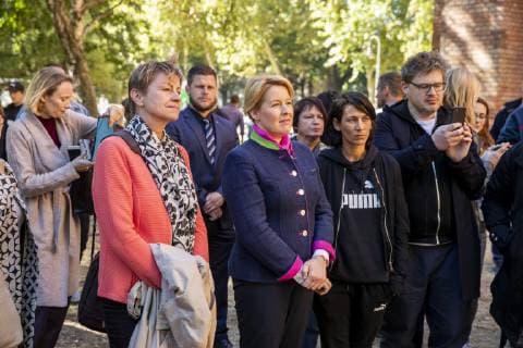 Bundesfamilienministerin Franziska Giffey (C-R) und Berliner Senatorin für Integration, Arbeit und Soziales Elke Breitenbach (C-L) waehrend ihren Besuch bei der 4. Bundeskonferenz der Strassenkinder bei der St. Thomas Kirche in Berlin Kreuzberg am 30. September 2018. Bundesministerin Giffey besucht 4. Bundeskonferenz der Strassenkinder *** Federal Family Minister Franziska Giffey C R and Berlin Senator for Integration Labor and Social Affairs Elke Breitenbach C L during her visit to the 4 Federal Street Childrens Conference at the St. Thomas Church in Berlin Kreuzberg on 30 September 2018 Federal Minister Giffey visits 4 Federal Conference of Street Children